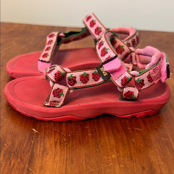 Teva Sz 8 Toddler Strawberry Pattern - Picture 2 of 5